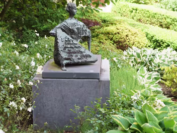 RECLINING FIGURE