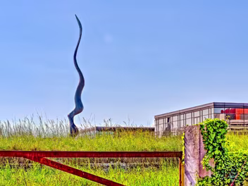 AN IMPRESSIVE SCULPTURE