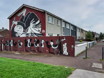2023 MURAL BY ALEX SENNA A noteworthy aspect of this mural is its integration of localised details. Senna painted an image of the house itself...