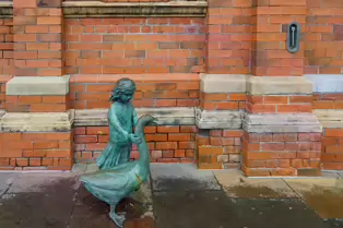 THIS IS ALEC THE GOOSE [SCULPTURE IN BELFAST]-235341-1
