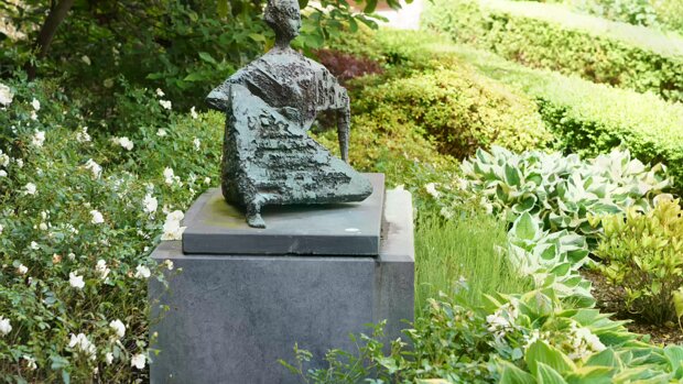 RECLINING FIGURE