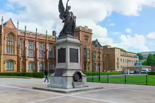 THE WAR MEMORIAL AT QUEENS UNIVERSITY [PHOTOGRAPHED MAY 2017]-235529-1 THE WAR MEMORIAL AT QUEENS UNIVERSITY