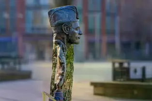NO PASARAN AT WRITERS SQUARE IN BELFAST [SPANISH CIVIL WAR MEMORIAL BY ANTO BRENNAN]-232861-1