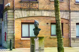 NO PASARAN AT WRITERS SQUARE IN BELFAST [SPANISH CIVIL WAR MEMORIAL BY ANTO BRENNAN]-232864-1