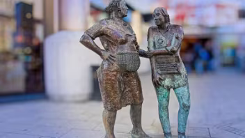 MONUMENT TO THE UNKNOWN WOMAN WORKER