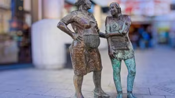 MONUMENT TO THE UNKNOWN WOMAN WORKER The "Monument to the Unknown Woman Worker" by Louise Walsh is a sculpture located in Belfast, Northern Ireland, at the...