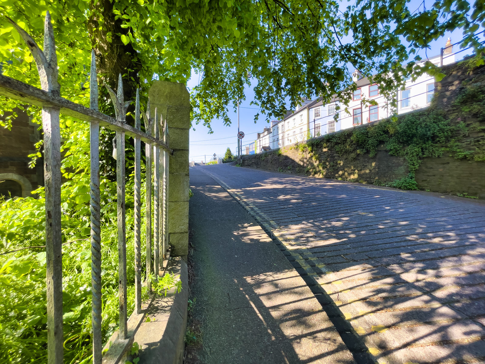 O'MAHONEY'S AVENUE [FEATURES AN ESB ELECTRICITY SUB-STATION] 021