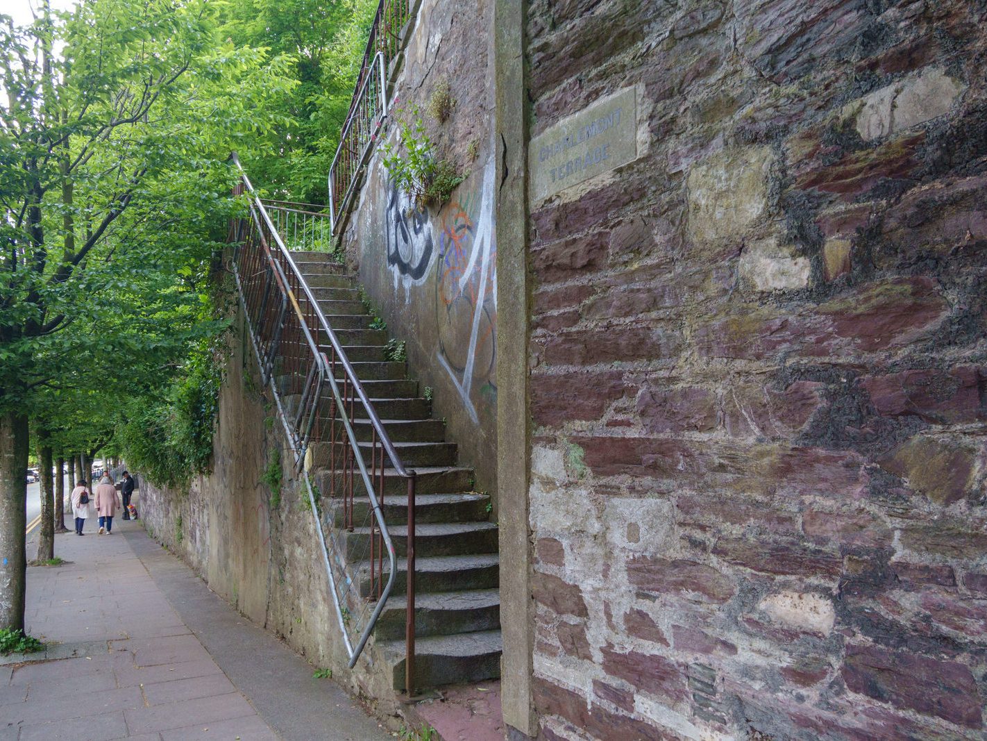WALKING ALONG WELLINGTON ROAD AND SIDNEY PLACE [IS THIS PART OF THE VICTORIAN QUARTER] 020