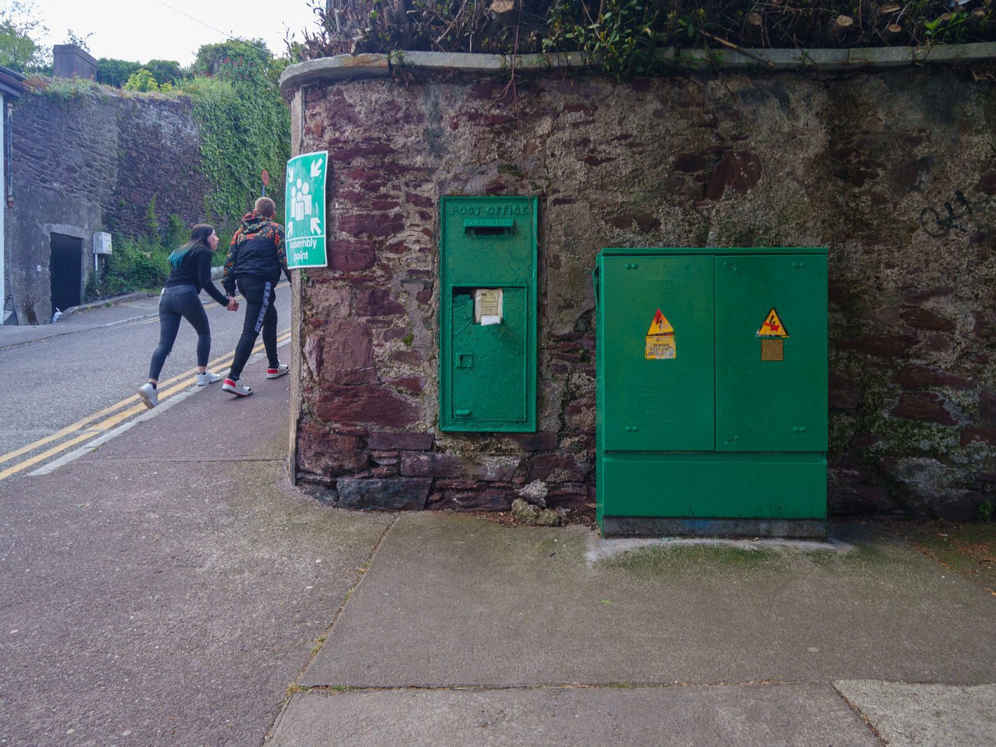 WALKING ALONG WELLINGTON ROAD AND SIDNEY PLACE [IS THIS PART OF THE VICTORIAN QUARTER] 024
