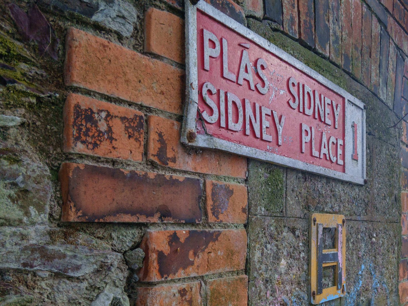 WALKING ALONG WELLINGTON ROAD AND SIDNEY PLACE [IS THIS PART OF THE VICTORIAN QUARTER] 032