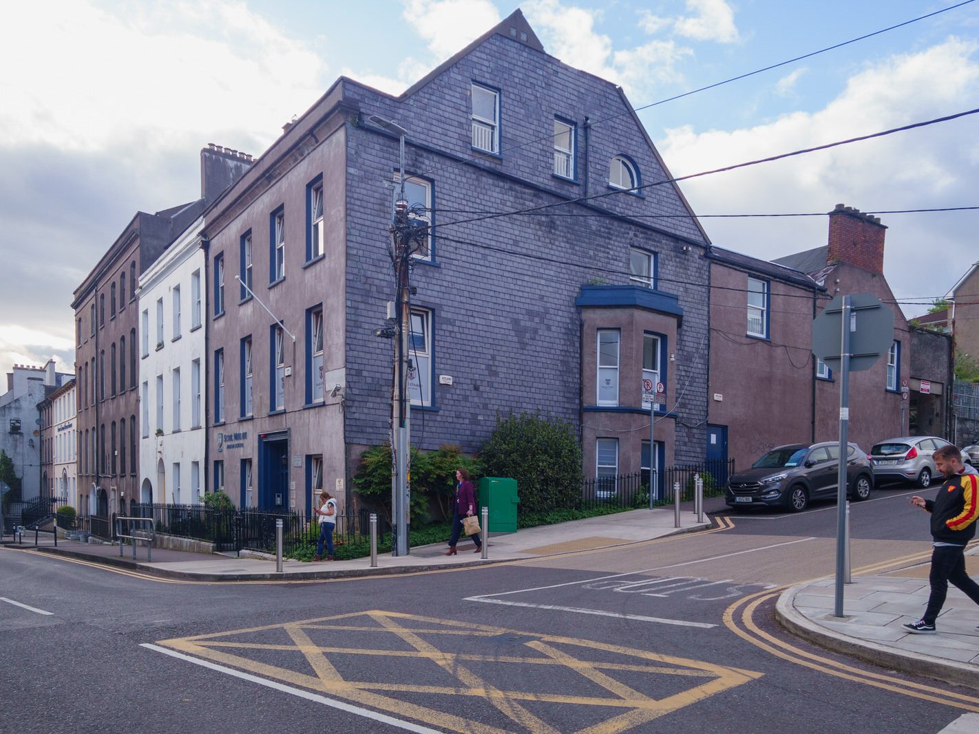 WALKING ALONG WELLINGTON ROAD AND SIDNEY PLACE [IS THIS PART OF THE VICTORIAN QUARTER] 042