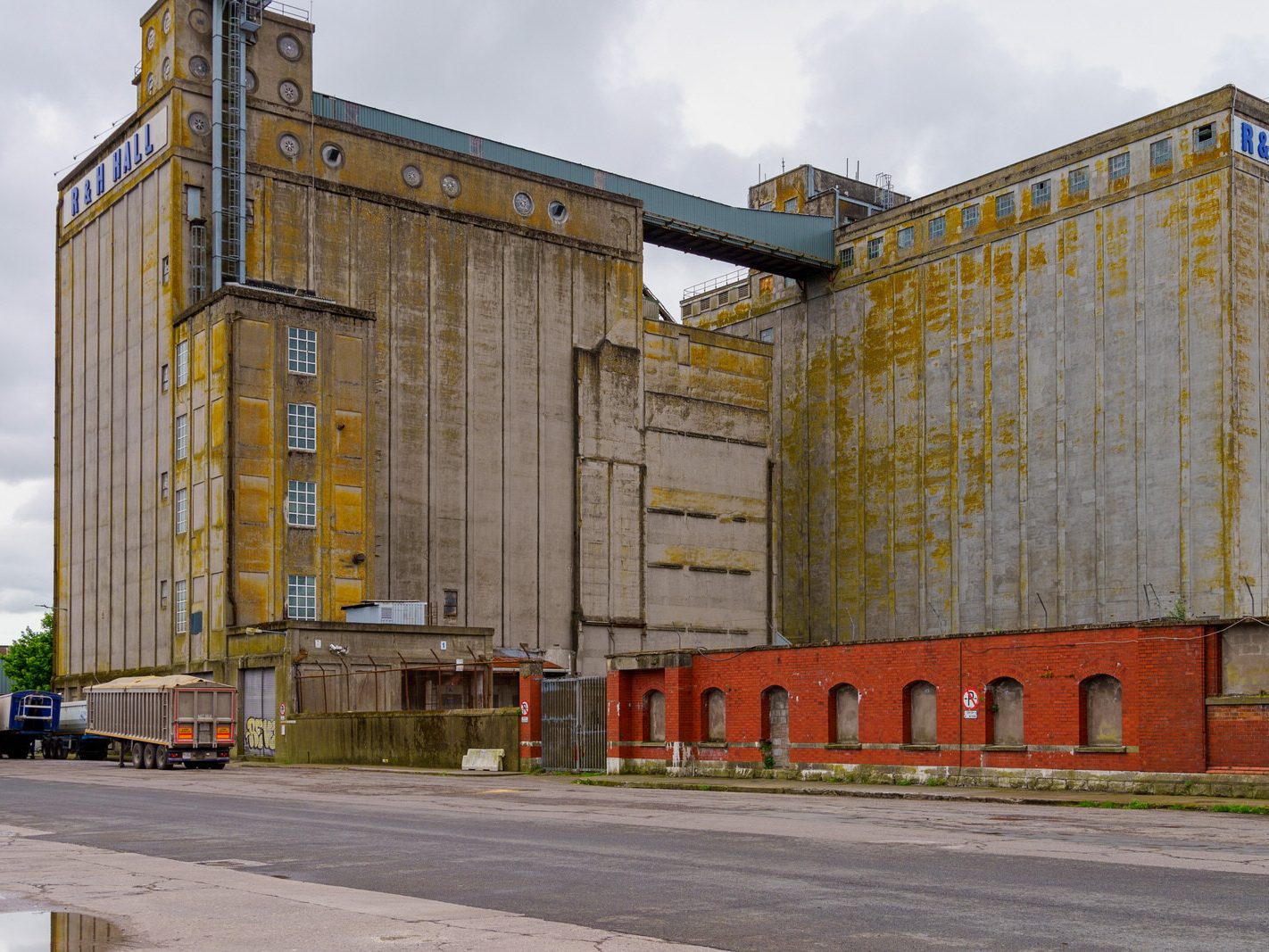 R&H COMPLEX ON KENNEDY QUAY [PHOTOGRAPHED MAY 2022] 005