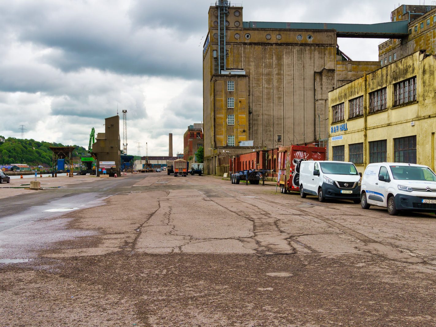 R&H COMPLEX ON KENNEDY QUAY [PHOTOGRAPHED MAY 2022] 001