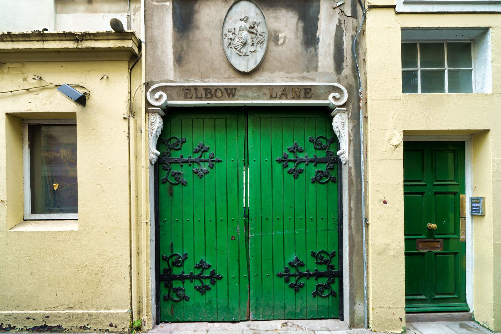 NUMBER ONE COOK STREET AND CARRIAGE ARCH ENTRANCE TO ELBOW LANE [THE ZANIBAR RESTAURANT WAS LOCATED HERE]-224660-1