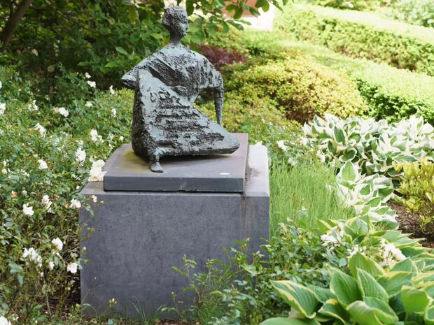 RECLINING FIGURE