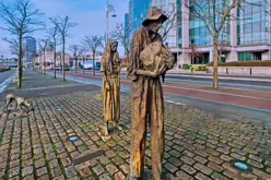 THE FAMINE MEMORIAL AT CUSTOM HOUSE QUAY [CHRISTMAS 2024]-245829-1
