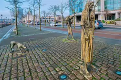 THE FAMINE MEMORIAL AT CUSTOM HOUSE QUAY [CHRISTMAS 2024]-245830-1
