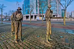 THE FAMINE MEMORIAL AT CUSTOM HOUSE QUAY [CHRISTMAS 2024]-245831-1