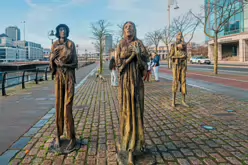 THE FAMINE MEMORIAL AT CUSTOM HOUSE QUAY [CHRISTMAS 2024]-245832-1