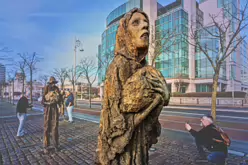 THE FAMINE MEMORIAL AT CUSTOM HOUSE QUAY [CHRISTMAS 2024]-245833-1