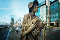 THE FAMINE MEMORIAL AT CUSTOM HOUSE QUAY [CHRISTMAS 2024]-245834-1