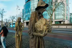THE FAMINE MEMORIAL AT CUSTOM HOUSE QUAY [CHRISTMAS 2024]-245835-1
