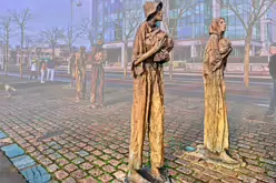 THE FAMINE MEMORIAL AT CUSTOM HOUSE QUAY [CHRISTMAS 2024]-245836-1