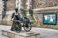 MOLLY MALONE IS ALMOST ALONE TODAY [CHRISTMAS DAY 2025]-245723-1