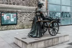 MOLLY MALONE IS ALMOST ALONE TODAY [CHRISTMAS DAY 2025]-245724-1
