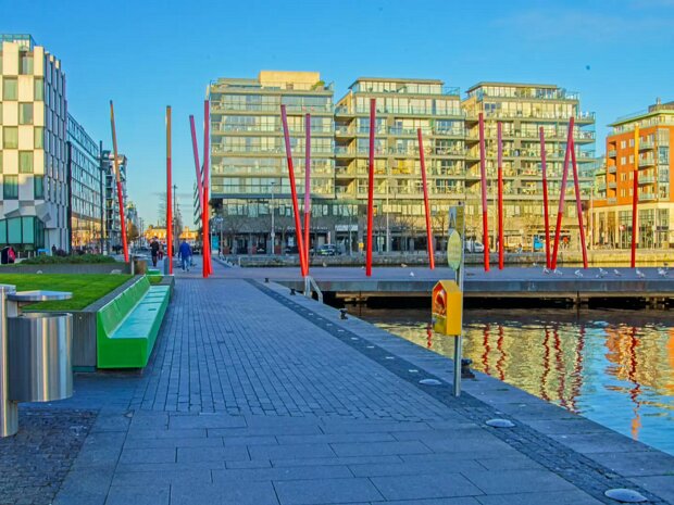 GRAND CANAL SQUARE Grand Canal Square is a striking public space in the heart of Dublin's revitalised Docklands. Situated on the south side...