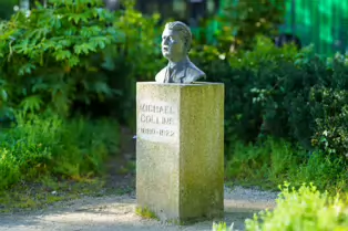 MICHAEL COLLINS BY DICK JOYNT [MERRION SQUARE PARK MAY 2024]-232851-1