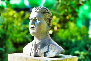 MICHAEL COLLINS BY DICK JOYNT [MERRION SQUARE PARK MAY 2024]-232852-1