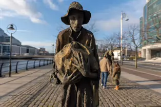 FAMINE MEMORIAL AT CUSTOM HOUSE QUAY IN DUBLIN [PHOTOGRAPHED JANUARY 2019]-147578-1