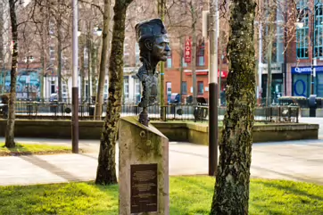 NO PASARAN AT WRITERS SQUARE IN BELFAST [SPANISH CIVIL WAR MEMORIAL BY ANTO BRENNAN]-232862-1