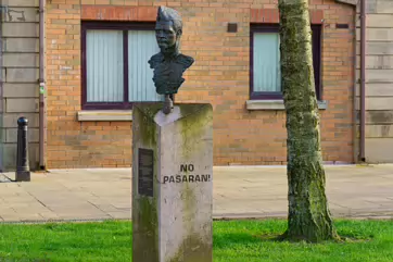 NO PASARAN AT WRITERS SQUARE IN BELFAST [SPANISH CIVIL WAR MEMORIAL BY ANTO BRENNAN]-232863-1