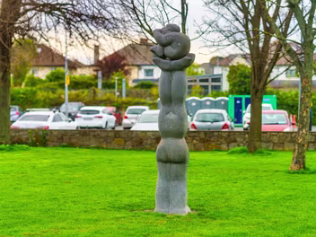 THE ARTIST AND THE SCULPTURE