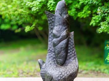 ABOUT THIS SCULPTURE