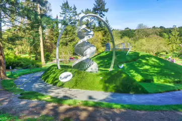 SCULPTURE REPRESENTING DNA AT THE BOTANIC GARDENS [BY CHARLES JENCKS]-234491