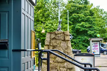 FAMINE MEMORIAL BY SCULPTOR JOHN MC KENNA [AT THE ENTRANCE TO THE DROPPING WELL PUB IN MILLTOWN]-239259-1