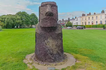 MAOI SCULPTURE IN CLONTARF [REPLICA OF ONE OF THE EASTER ISLAND STATUES]-244419-1
