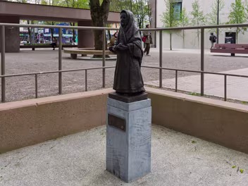 ONION SELLERS Uncover the history of Séamus Murphy’s "Onion Seller" and its connection to Marshall Hudson’s "Apple Woman" in Cork....