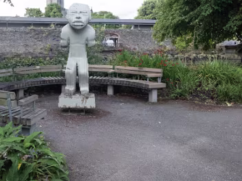 OLMEC MAN AT THE HUNT MUSEUM IN A GARDEN The sculpture pays homage to the Olmec, one of the earliest known major civilisations in Mesoamerica (modern-day...
