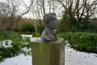 THE GROUND WAS COVERED IN SNOW WHEN I VISITED ST STEPHEN'S GREEN IN NOVEMBER 27 2010 [LEGACY PHOTO COLLECTIONS]-244897-1 SONY DSC