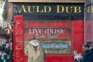 TEMPLE BAR MAY APPEAL TO CHILDREN [BUT AT NIGHT IT IS NOT AT ALL SUITABLE]-248191-1