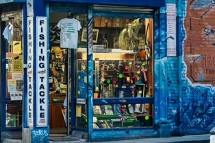 TEMPLE BAR MAY APPEAL TO CHILDREN [BUT AT NIGHT IT IS NOT AT ALL SUITABLE]-248195-1