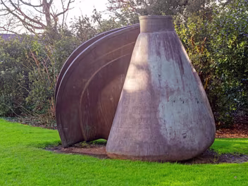 UNTITLED BY TONY CRAGG Tony Cragg's untitled sculpture, a striking exploration of the form of a glass flask, offers a fascinating insight into...