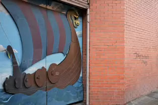 INTERESTING DOORWAY NEXT TO 19 LORD EDWARD STREET [IT MAY BE AN ENTRANCE TO THE HOME RESPONSE FLATS COMPLEX]-246367-1