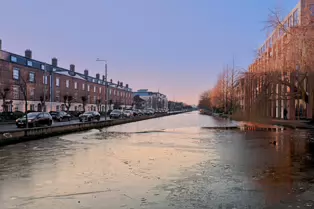 PORTOBELLO HARBOUR IN DUBLIN [THE GRAND CANAL WAS ICED OVER DUE TO THE EXTREME COLD]-246351-1