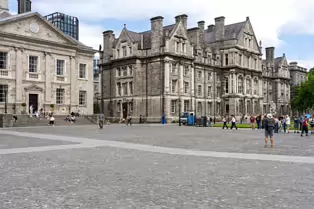 THE CAMPANILE AND PARLIAMENT SQUARE [TRINITY COLLEGE IN DUBLIN 2025]-253347-1