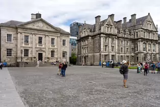 THE CAMPANILE AND PARLIAMENT SQUARE [TRINITY COLLEGE IN DUBLIN 2025]-253351-1